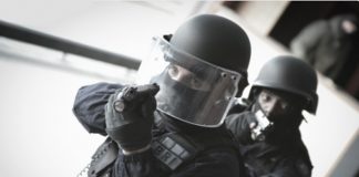 PARİS’TE DEVRİYE GEZEN ASKERLERİ EZEN KİŞİ VURULARAK YAKALANDI