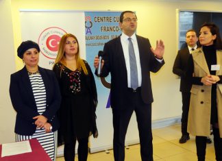 RESSAM AYŞE IŞIK AYAĞIYLA YAPTIĞI RESİMLERİNİ PARİS’TE SERGİLEDİ.