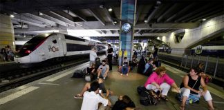 PARİS’TE TREN GARI’NDA ÇIKAN YANGIN TATİLCİLERİ MAĞDUR ETTİ