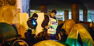 PARİS’TE KAÇAK GÖÇMENLER KAMP KURMAKTAN POLİS KAMP BOŞALTMAKTAN USANDI