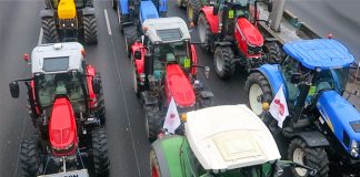 FRANSIZ ÇİFTCİLER HÜKÜMETE KARŞI PARİS’TE TRAKTÖRLÜ EYLEM YAPTI