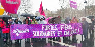 PARİS’TE YAĞMUR ALTINDA DÜNYA KADINLAR GÜNÜ YÜRÜYÜŞÜ