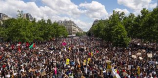 FRANSA’DA BİNLERCE KİŞİ ” IRKÇILIK VE POLİS ŞİDDETİNİ “PROTESTO ETTİ