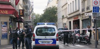 PARİS’TE CHARLİE HEBDO ESKİ BİNASI YAKININDA BIÇAKLI SALDIRI 2 YARALI VAR