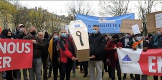 PARİS’TE HİZMET SEKTÖRÜ ÇALIŞANLARINDAN ” TABUTLU ” PROTESTO