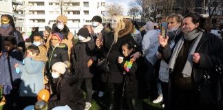 PARİS’TE OKUL AİLE BİRLİKLERİ İLE VELİLER ÇOCUKLARIN ZORUNLU MASKE TAKMASINI PROTESTO ETTİ