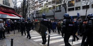 PARİS’TE ” KÜRESEL GÜVENLİK YASASI ” KARŞITLARI YÜRÜDÜ 42 GÖSTERİCİ TUTUKLANDI