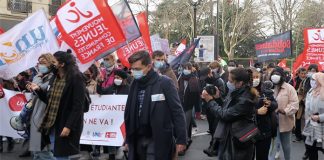 FRANSA’DA ÜNİVERSİTE ÖĞRENCİLERİ YÜZ YÜZE EĞİTİM İÇİN YÜRÜDÜLER