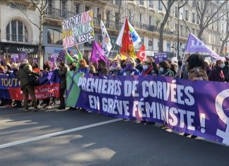 FRANSA’DA KADINLAR 8 MART DÜNYA KADINLAR GÜNÜ’DE GREVE GİTTİ