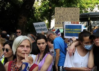 PARİS’TE SENATO ÖNÜNDE COVİD-19 SAĞLIK KARTI KARŞITLARI GÖSTERİ YAPTI