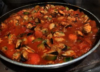 PARİS’TE LE JANİSSAİRE RESTAURANT’TA MİDYE PİLAKİ