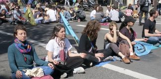 FRANSA’DA İKLİM AKTİVİSTLERİ CUMHURBAŞKANI ADAYLARINI PROTESTO ETTİ