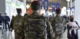 PARİS HAVALİMANI’DA ELİ BIÇAKLI SALDIRGANI POLİS VURDU