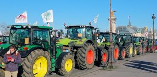 FRANSIZ ÇİFTÇİLER PARİS CADDELERİNDE TRAKTÖRLÜ EYLEM YAPTI