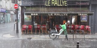 PARİS’İ ŞİDDETLİ YAĞMUR VE DOLU KÖTÜ VURDU