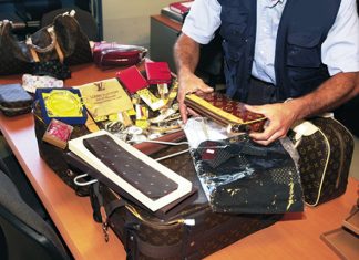 Paris’te Sahte Ürün Pazarlayan İtalyan Genç Fransız Polisinden Kaçamadı